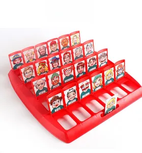 Détail du plateau de jeu de devinettes rouge avec 24 fentes et cartes de personnages