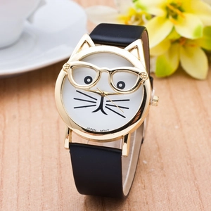Detalle de reloj para mujer con forma de gato dorado y correa de cuero negro suave