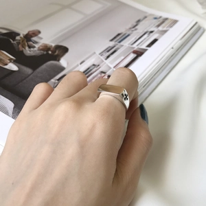 Detailed view of S925 silver square ring showing black clover pattern on the side band