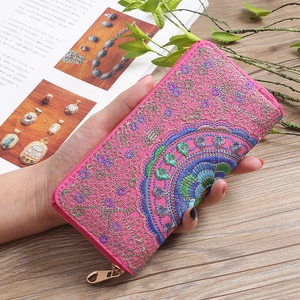 Portafoglio etnico rosa con ricamo mandala intricato e cerniera dorata lucida