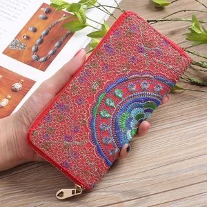 Portafoglio lungo etnico rosso con ricami floreali intricati e cerniera a forma di cuore