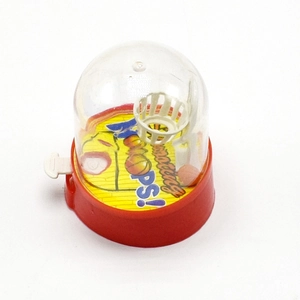 Draufsicht auf Mini-Basketballspielzeug mit roter Basis und HOOPS-Aufdruck