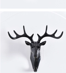 Gancio da parete testa di cervo nero per decorazione casa, appendiabiti animale in resina.
