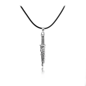 Collana con ciondolo a pugnale creativo, cordino in pelle nera e finitura argento