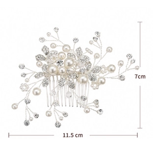 Detalle de peineta para novia con perlas y strass que mide 11,5 cm por 7 cm de alto