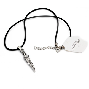 Collana con ciondolo a pugnale gotico lama d'argento e cordino nero cerato