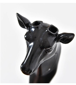 Dettaglio gancio da parete testa di cervo nero, gancio decorativo creativo per casa.