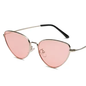 Detail der rosa Sonnenbrille mit schmalem Silbermetallrahmen und schwarzen Bügelenden