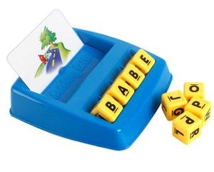 Gros plan de la base de lettres bleue pour enfants avec blocs d'alphabet jaunes et cartes