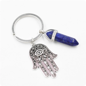 Détail de la main de fatma et du cristal hexagonal bleu sur un porte-clés ethnique