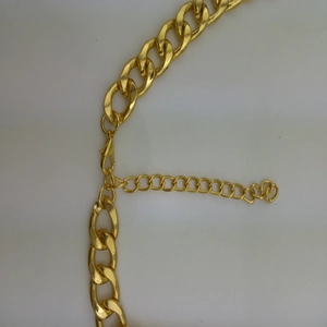 Detail der goldenen Gliederkette mit Karabinerverschluss und Verlängerungskette