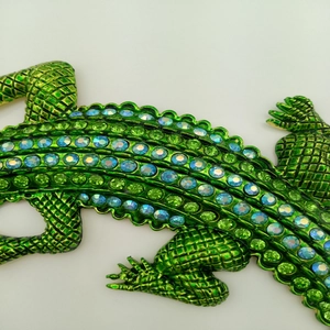 Sparkling green crocodile necklace with crystal rhinestones for a vintage statement look