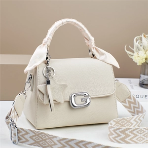 Chique beige lederen crossbodytas met zijden sjaalhandvat en grafische riem