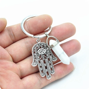 Détail de la main de Hamsa et colonne de cristal blanc hexagonal sur le porte-clés