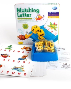 Jeu éducatif de correspondance de lettres avec cartes de mots et blocs d'alphabet