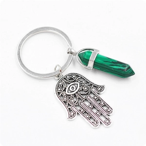 Détail de la main de Hamsa et du pendentif hexagonal en malachite verte sur le porte-clés