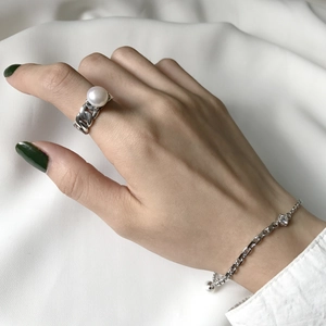 Close-up of S925 sterling silver chain ring with white pearl on model's hand