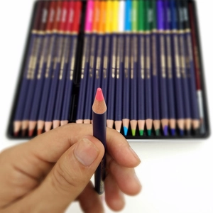 Primer plano de la punta de lápiz acuarelable profesional rosa de madera natural