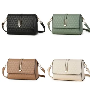 Dettaglio del motivo triangolare a rilievo e fibbia dorata su borsa a tracolla trendy
