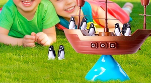 Dettaglio del gioco di equilibrio nave pirata pinguino sull'erba con bambini
