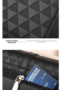Dettaglio borsa in pelle PU nera con trama 3D a triangoli e scomparti per carte
