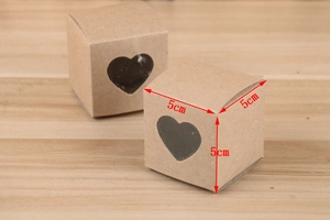 Détail de la boîte kraft avec fenêtre en cœur et dimensions de 5x5x5cm