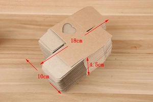 Détails des dimensions 18x10x4,5cm de la boîte en kraft avec fenêtre cœur