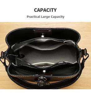Vue de dessus du sac à main noir avec trois compartiments et coutures blanches contrastées