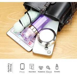 Vue de dessus du sac à main ouvert en cuir noir montrant l'espace intérieur pour essentiels