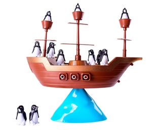 Vista laterale del gioco di equilibrio nave pirata pinguino con componenti colorati