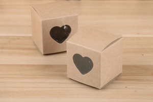 Détail de boîtes cadeaux en papier kraft avec fenêtres en PVC en forme de coeur