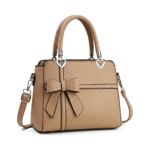 Détail du sac à main texture litchi avec pendentif cœur et sept options de couleur