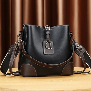 Sac Seau Femme Mode Cuir PU Texture Litchi Couleur Contrastée Large Bandoulière Charme D Métal Sac Bandoulière Élégant