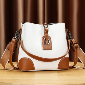 Sac seau bicolore blanc et marron avec breloque en D et bandoulière large en tissu