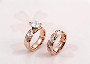Dettaglio di anelli in oro rosa 18 carati con trama martellata e zircone incastonato