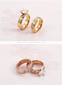 Dettaglio degli anelli in oro 18k con trama martellata, diamante tondo e pavé