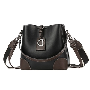 Sac seau tendance noir et marron avec pendentif D et large bandoulière colorée