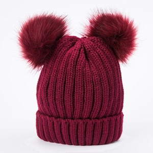 Berretto in maglia bordeaux per donna con doppi pompon in pelliccia per l'inverno