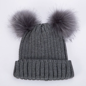 Berretto in maglia grigio da donna con doppi pompon in ecopelliccia per calore autunnale
