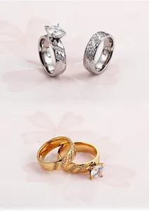 Dettaglio di anelli di coppia in oro 18k e argento con trama martellata e diamanti