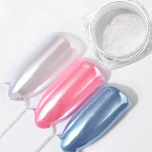Détail de poudre de perle pour ongles avec trois embouts montrant un fini miroir irisé