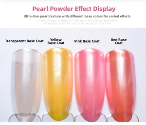 Détail de la poudre à ongles chrome perlé montrant des reflets sur quatre couleurs de base