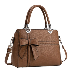 Sac à main marron à motif litchi avec nœud décoratif et détails en métal argenté