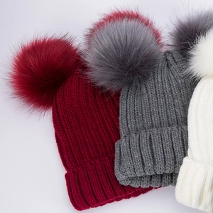 Berretti invernali in maglia con doppi pompon in pelliccia sintetica rosso, grigio e crema