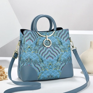 Sac bandoulière bleu Morandi brodé avec motifs de vagues traditionnels et poignée en métal