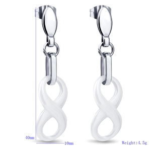 Detail view of 8-shaped ceramic earrings with 40mm length and 4.5g weight measurements
