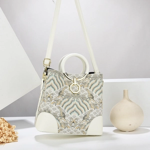 Sac bandoulière blanc élégant avec broderie paysage et poignée ronde pour femme
