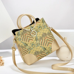 Sacoche jacquard vintage dorée avec motif de vagues et poignée ronde en métal chic