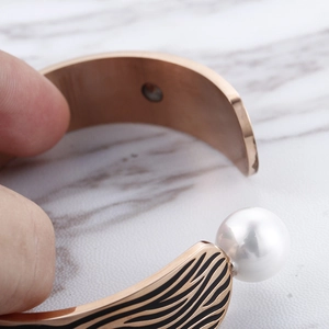 Bracelet perle magnétique en or rose avec texture ondulée noire et acier titane