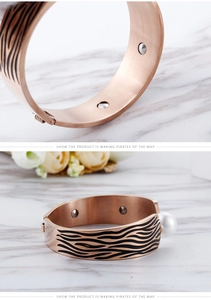 Détail macro du bracelet magnétique or rose avec rayures zébrées et perle blanche